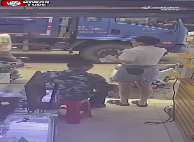 Video :This lunatic burns a stranger's miniskirt